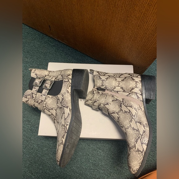 Kenneth Cole Snake Biker Womens Chelsea Boots size 11 with box - Picture 4 of 5